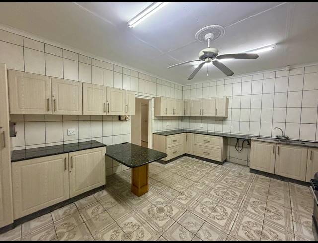 4 BEDROOM FREESTANDING TO LET IN MEER EN SEE